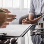 Công chứng giấy xác nhận công tác xin visa chi tiết Real,Estate,Agent,And,Customer,Discussing,For,Contract,To,Buy,