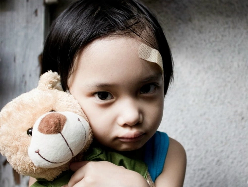 trông trẻ xảy ra sự cố