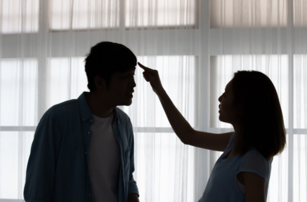 Đuổi chồng ra khỏi nhà