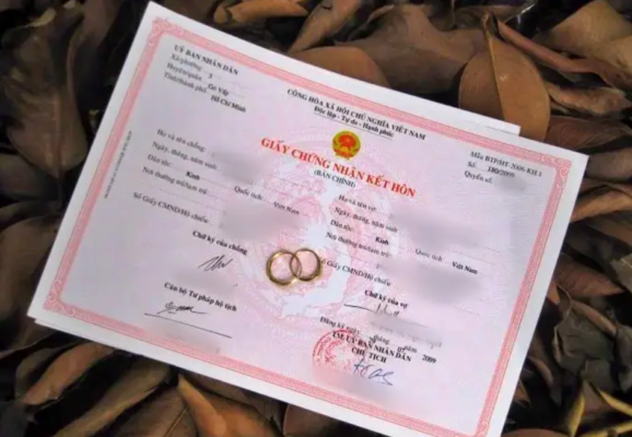 Xé giấy đăng ký kết hôn
