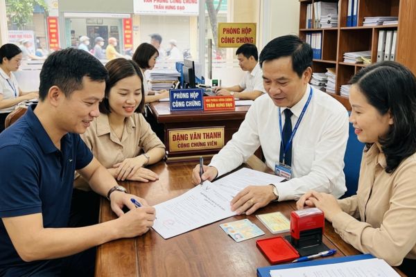 Công chứng hợp đồng mua bán xe điện Vinfast LUX SA