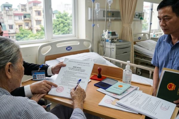 Người già nằm viện, muốn công chứng tặng cho nhà đất thì phải làm sao?