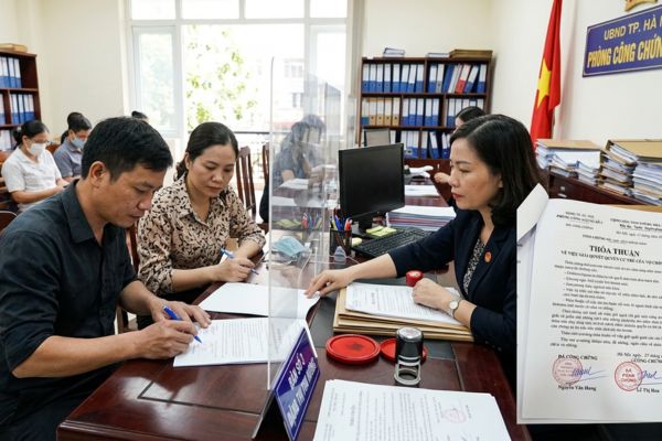 Công chứng thỏa thuận về việc giải quyết quyền cư trú của vợ chồng