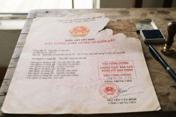 Chứng thực bản sao Giấy chứng nhận quyền sử dụng đất bị rách một góc