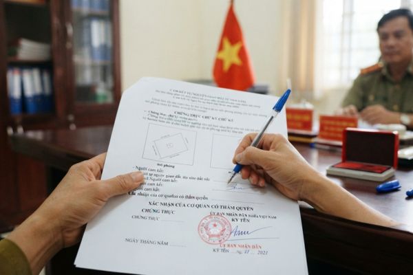 Chứng thực chữ ký trên bản cam kết tự nguyện giao đất giải phóng mặt bằng