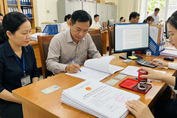 Chứng thực hợp đồng cho thuê nhà xưởng gắn liền với quyền sử dụng đất thuê