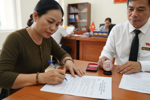 Chứng thực chữ ký trên đơn xác nhận cam kết tự nguyện chịu phí khắc phục ô nhiễm tiếng ồn